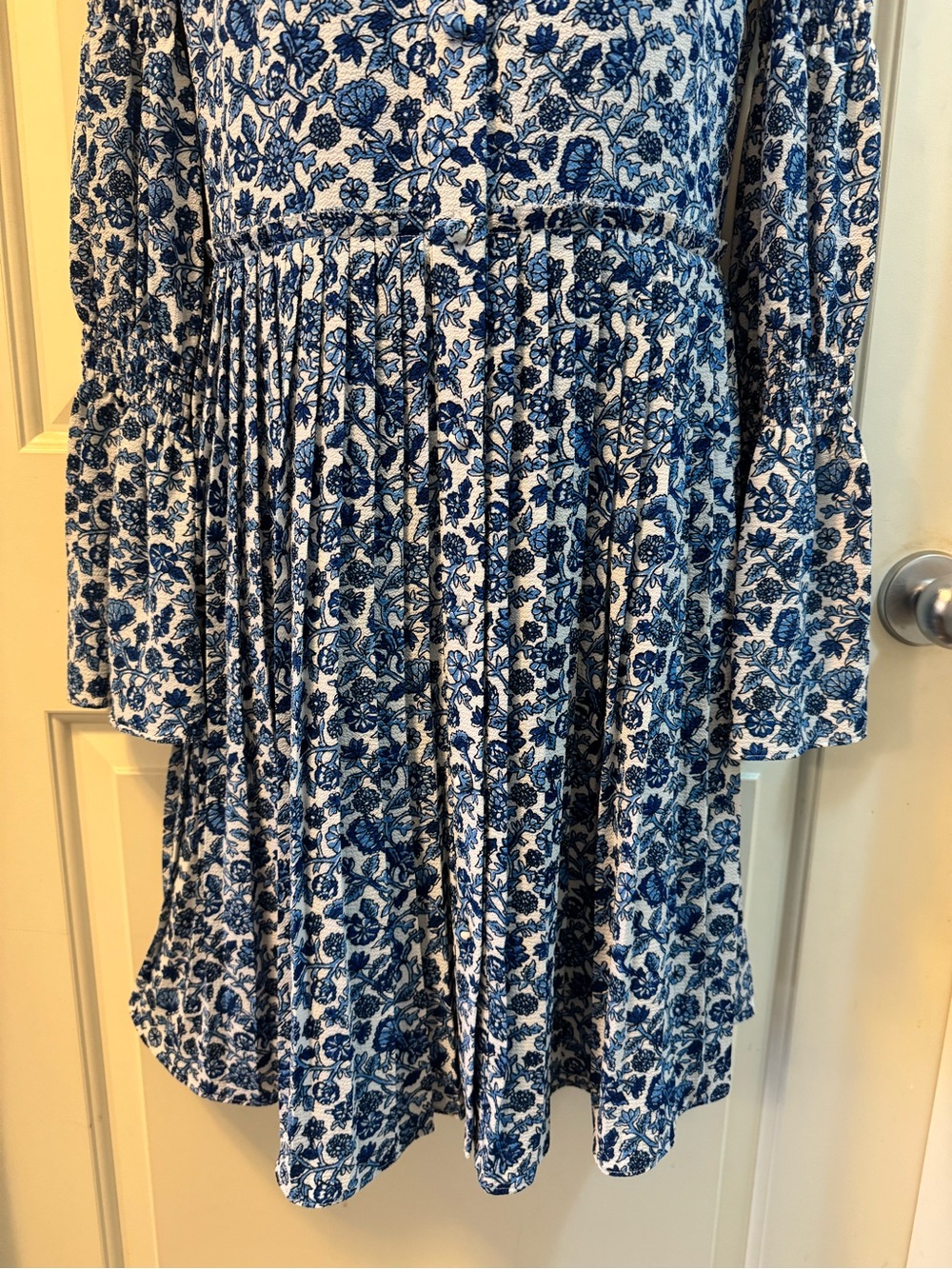 MICHAEL Michael Kors Blue White Floral Pleated Dress Smocked Bell Sleeve XS - Picture 8 of 12